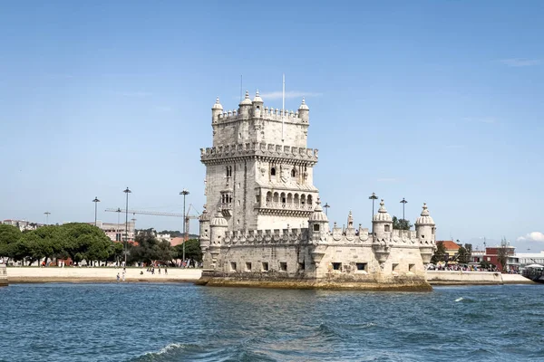 Lizbon 'daki Belem kulesinden bir tur teknesinin görüntüsü