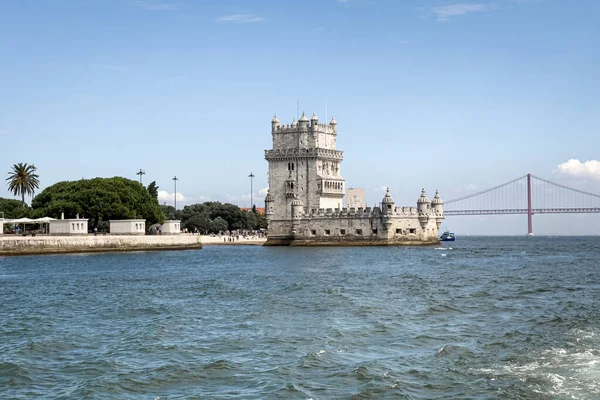 Lizbon 'daki Belem kulesinden bir tur teknesinin görüntüsü