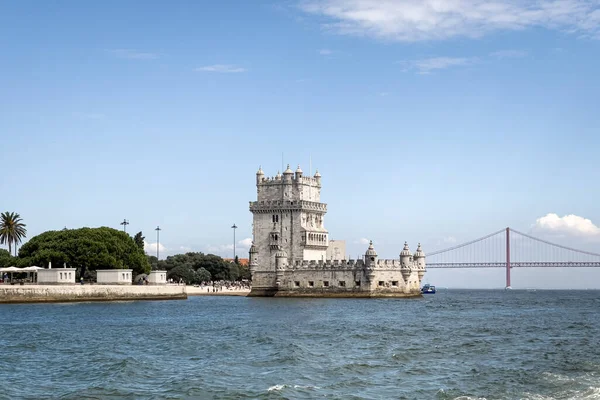 Lizbon 'daki Belem kulesinden bir tur teknesinin görüntüsü
