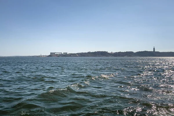 从游览船俯瞰里斯本市的景色 — 图库照片
