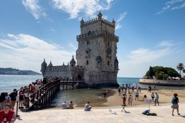 Lizbon 'da Belem kulesinin yakınında yürüyen turistler