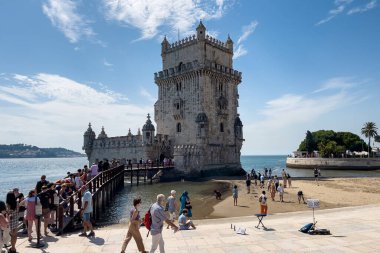 Lizbon 'da Belem kulesinin yakınında yürüyen turistler
