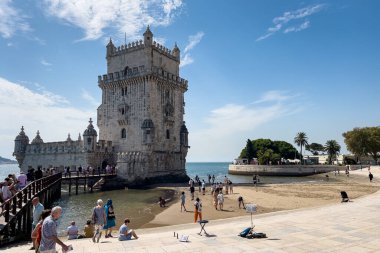 Lizbon 'da Belem kulesinin yakınında yürüyen turistler