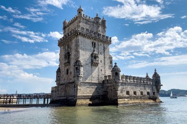 Lizbon 'da Belem kulesinin yakınında yürüyen turistler