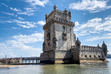 Lizbon 'da Belem kulesinin yakınında yürüyen turistler