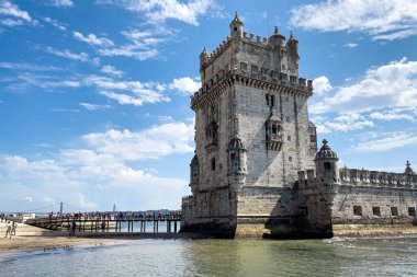 Lizbon 'da Belem kulesinin yakınında yürüyen turistler
