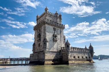 Lizbon 'da Belem kulesinin yakınında yürüyen turistler