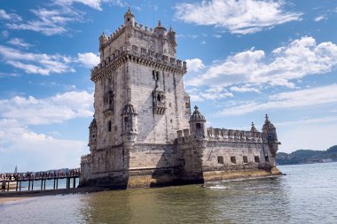 Lizbon 'da Belem kulesinin yakınında yürüyen turistler