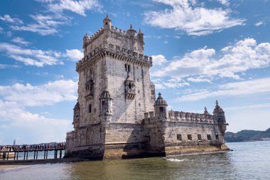 Lizbon 'da Belem kulesinin yakınında yürüyen turistler