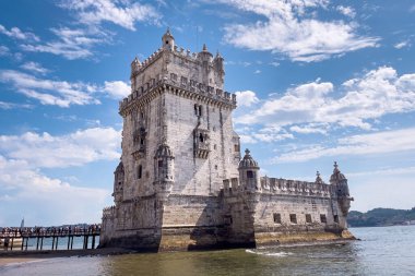 Lizbon 'da Belem kulesinin yakınında yürüyen turistler