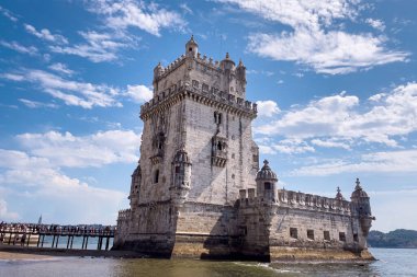 Lizbon 'da Belem kulesinin yakınında yürüyen turistler