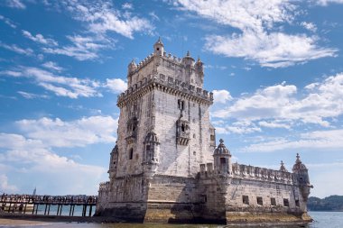 Lizbon 'da Belem kulesinin yakınında yürüyen turistler