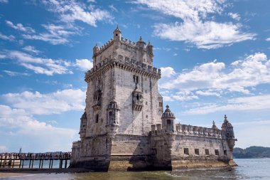 Lizbon 'da Belem kulesinin yakınında yürüyen turistler