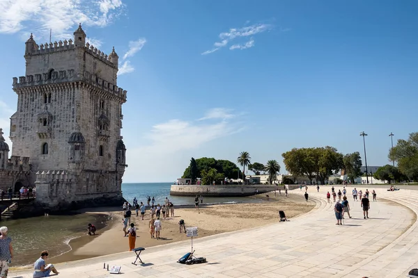 Lizbon 'da Belem kulesinin yakınında yürüyen turistler
