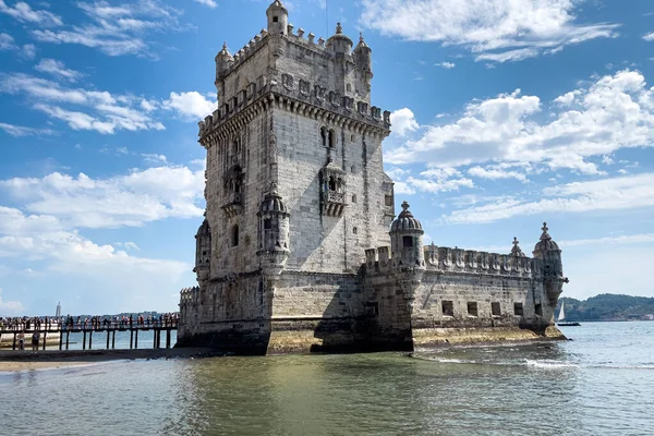 Lizbon 'da Belem kulesinin yakınında yürüyen turistler