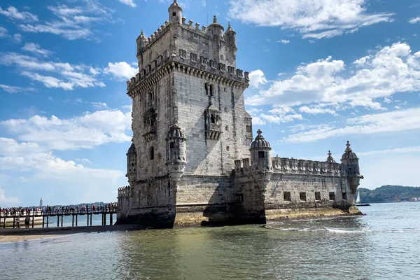 Lizbon 'da Belem kulesinin yakınında yürüyen turistler