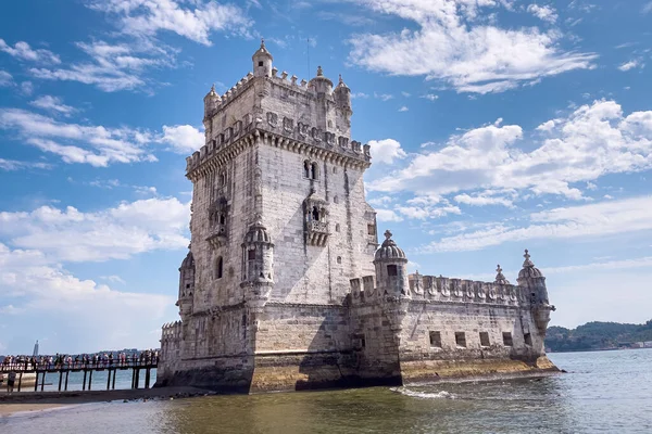 Lizbon 'da Belem kulesinin yakınında yürüyen turistler