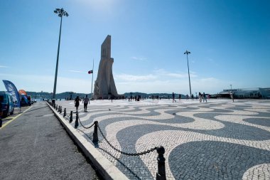 Lizbon 'daki keşiflerin anıtının yanında takılan turistler