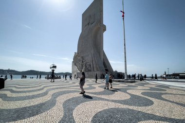 Lizbon 'daki keşiflerin anıtının yanında takılan turistler