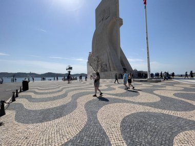 Lizbon 'daki keşiflerin anıtının yanında takılan turistler