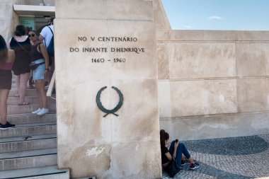 Lizbon 'daki keşiflerin anıtının yanında takılan turistler