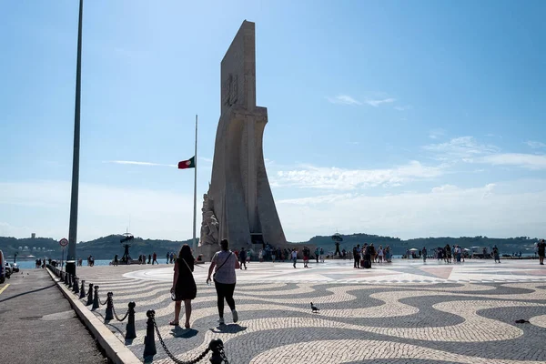 Turistas Que Encontram Lado Monumento Das Descobertas Lisboa — Fotografia de Stock