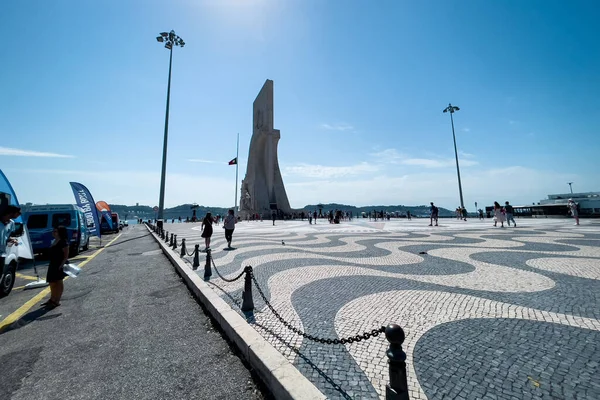 Turistas Que Encontram Lado Monumento Das Descobertas Lisboa — Fotografia de Stock