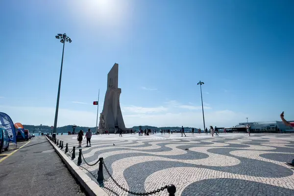 Turistas Que Encontram Lado Monumento Das Descobertas Lisboa — Fotografia de Stock