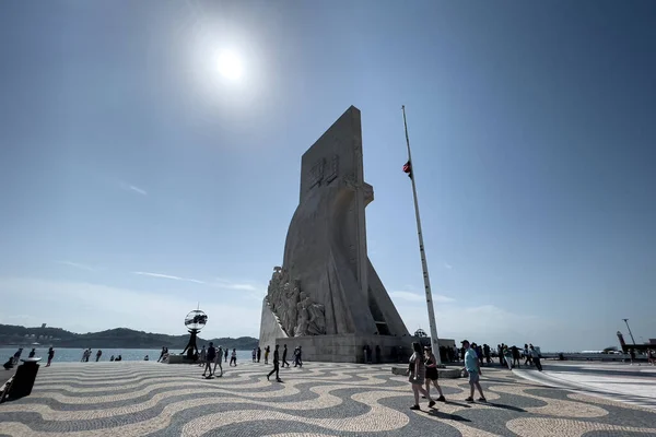 Turisták Lóg Mellett Emlékmű Felfedezések Lisszabonban — Stock Fotó