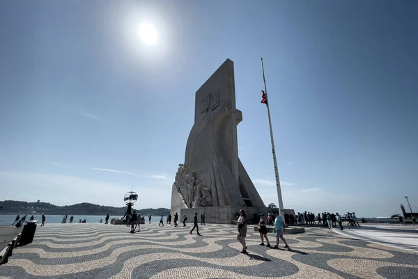 Turistas Que Encontram Lado Monumento Das Descobertas Lisboa — Fotografia de Stock