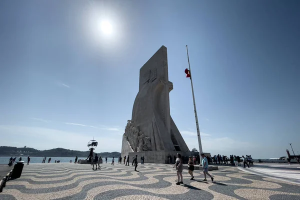 Turistas Pasando Rato Junto Monumento Los Descubrimientos Lisboa —  Fotos de Stock