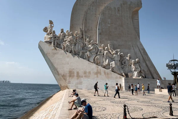 Туристы Тусуются Памятника Открытиям Лиссабоне — стоковое фото