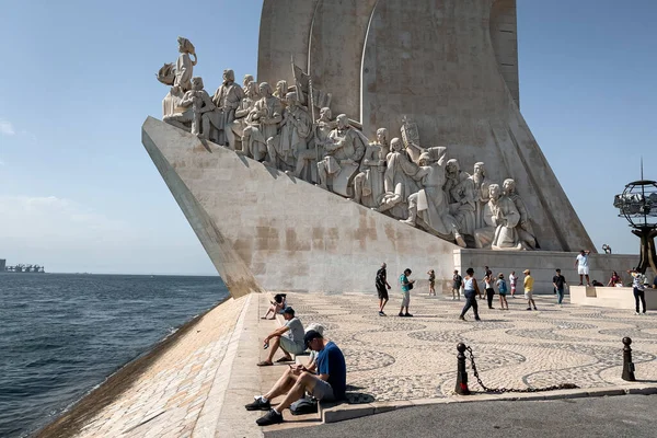 Turistas Que Encontram Lado Monumento Das Descobertas Lisboa — Fotografia de Stock