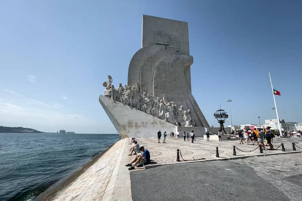 Turistas Que Encontram Lado Monumento Das Descobertas Lisboa — Fotografia de Stock