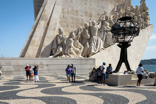 Туристы Тусуются Памятника Открытиям Лиссабоне — стоковое фото