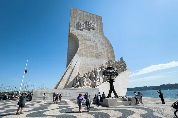 Turistas Que Encontram Lado Monumento Das Descobertas Lisboa — Fotografia de Stock