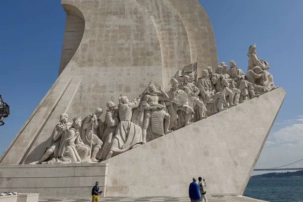 Turistas Que Encontram Lado Monumento Das Descobertas Lisboa — Fotografia de Stock