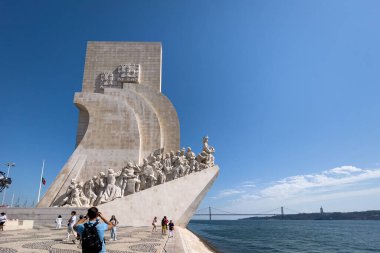 Lizbon 'daki keşiflerin anıtının yanında takılan turistler