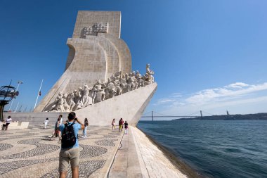 Lizbon 'daki keşiflerin anıtının yanında takılan turistler
