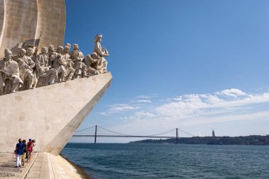 Lizbon 'daki keşiflerin anıtının yanında takılan turistler