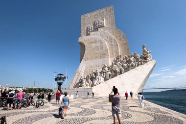 Lizbon 'daki keşiflerin anıtının yanında takılan turistler