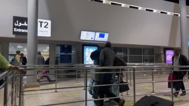 Lidé Procházející Vchodem Mezinárodní Letiště Mohammed Casablance — Stock video
