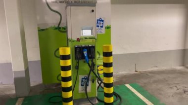 Otoparkta bedava elektrik şarj istasyonu.