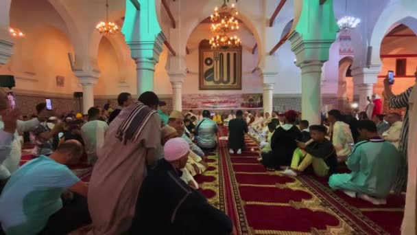 Muzułmanie Uczestniczący Religijnym Festiwalu Czci Moulaya Idrissa — Wideo stockowe