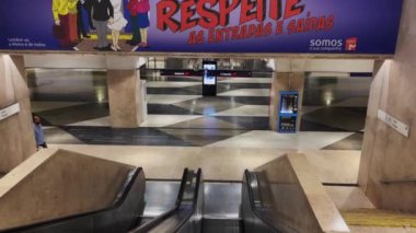 Lizbon 'da metro istasyonunda çok az insan yürüyor.
