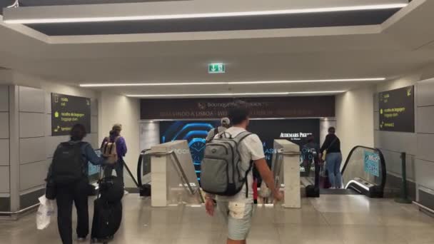 Lizbon Daki Uluslararası Havaalanının Içinde Yürüyen Yolcular — Stok video