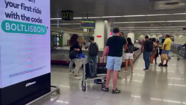 Passagiers Die Internationale Luchthaven Van Lissabon Lopen — Stockvideo