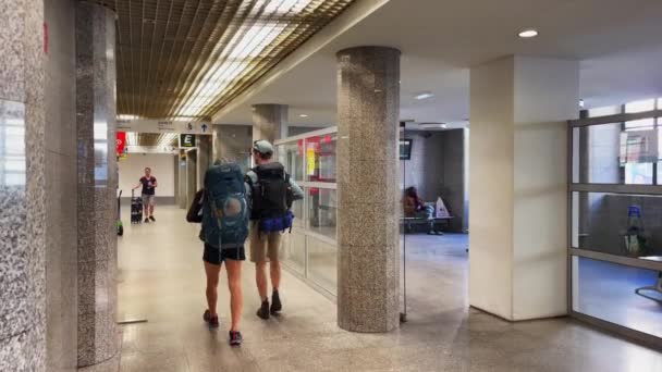 Pasajeros Caminando Dentro Del Aeropuerto Internacional Lisboa — Vídeos de Stock