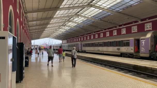 Groep Mensen Wacht Trein Het Station Lissabon — Stockvideo
