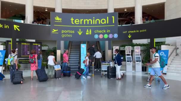 Passagiers Die Internationale Luchthaven Van Lissabon Lopen — Stockvideo